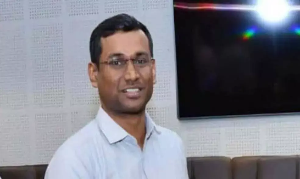 അവധി പ്രഖ്യാപിച്ചത് രാത്രി ഒരു മണിക്ക്;  ഇതൊക്കെ ശ്രദ്ധിക്കേണ്ടേ അമ്പാനേ..  കണ്ണൂര്‍ ജില്ലാ കളക്ടറുടെ പേജില്‍ പൊങ്കാല