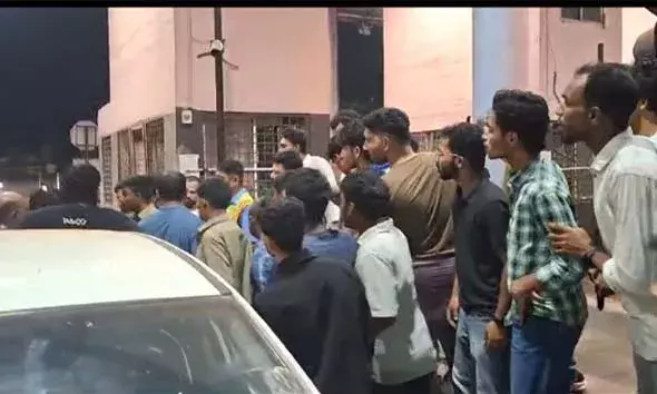 തലപ്പാടിയില്‍ ടോള്‍ ബൂത്തിന്റെ അടച്ചിട്ട ഗേറ്റ് കാര്‍ ഇടിച്ചുതകര്‍ത്തു; കാര്‍ യാത്രക്കാരെ ജീവനക്കാര്‍ മര്‍ദ്ദിച്ചു