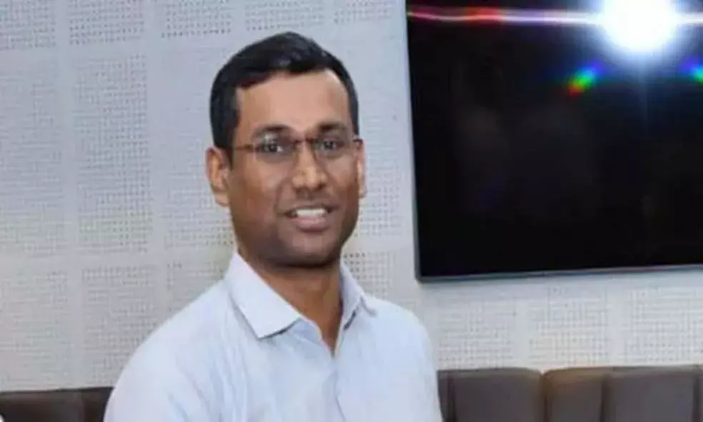 അവധി പ്രഖ്യാപിച്ചത് രാത്രി ഒരു മണിക്ക്;  ഇതൊക്കെ ശ്രദ്ധിക്കേണ്ടേ അമ്പാനേ..  കണ്ണൂര്‍ ജില്ലാ കളക്ടറുടെ പേജില്‍ പൊങ്കാല