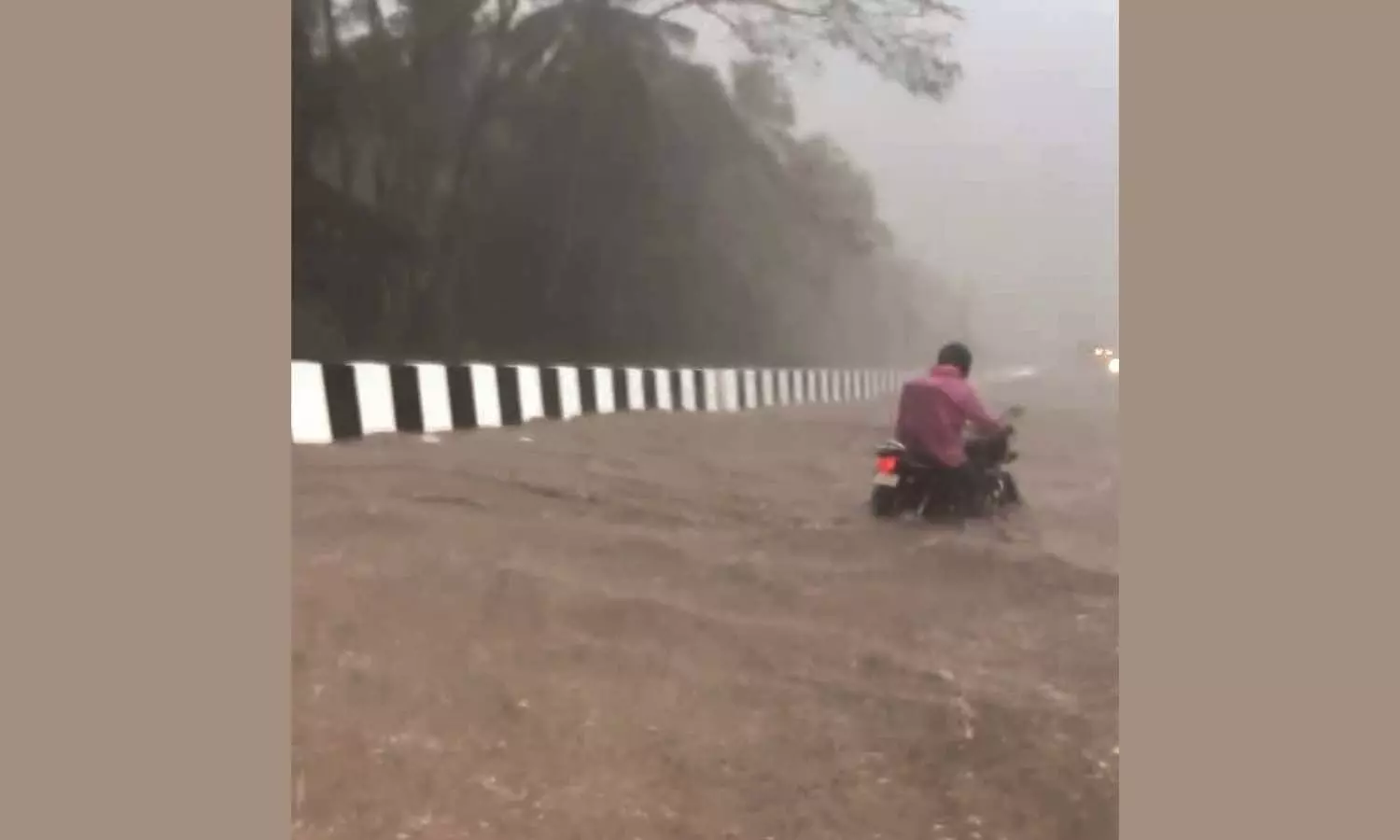 മഴയില്‍ മുങ്ങി പുഴയായി ദേശീയപാത: അശാസ്ത്രീയ നിര്‍മ്മാണമെന്ന് നാട്ടുകാര്‍;  പുന:പരിശോധിക്കണമെന്ന് ആവശ്യം