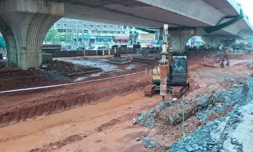 സര്‍വീസ് റോഡിന് മൂന്ന് മീറ്റര്‍ കുഴിയെടുക്കുന്നു;  വഴിമുട്ടി വ്യാപാരികളും കാല്‍നട യാത്രക്കാരും