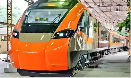 ഇനി വന്ദേഭാരത് സ്ലീപ്പര് ട്രെയിനും..  അത്യാധുനിക സൗകര്യങ്ങള്..  ദൃശ്യങ്ങള് പുറത്ത് ഇനി വന്ദേഭാരത് സ്ലീപ്പര് ട്രെയിനും..  അത്യാധുനിക സൗകര്യങ്ങള്..  ദൃശ്യങ്ങള് പുറത്ത്