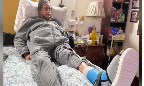 ശശി തരൂര് എം.പിയുടെ കാലിന് എന്ത് പറ്റി? വിശദീകരണവുമായി എം.പി തന്നെ രംഗത്ത് ശശി തരൂര് എം.പിയുടെ കാലിന് എന്ത് പറ്റി? വിശദീകരണവുമായി എം.പി തന്നെ രംഗത്ത്