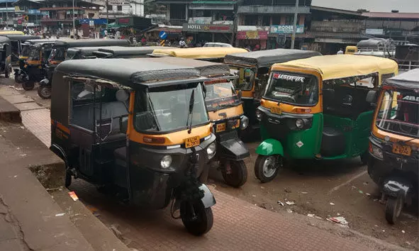 കുമ്പളയിലെ ഓട്ടോസ്റ്റാന്റ് പ്രശ്‌നം;  ഓട്ടോ തൊഴിലാളികള്‍ പണിമുടക്കി