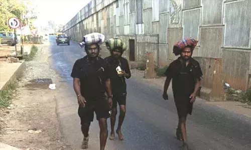 ദേശീയപാത നിര്മ്മാണം: അയ്യപ്പഭക്തരുടെ കാല്നടയാത്ര അത്ര സുരക്ഷിതമല്ല ദേശീയപാത നിര്മ്മാണം: അയ്യപ്പഭക്തരുടെ കാല്നടയാത്ര അത്ര സുരക്ഷിതമല്ല