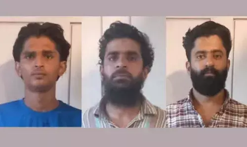 പൊലീസ് വേഷത്തിലെത്തി വ്യാപാരിയുടെ പണം തട്ടിയ കേസില് മൂന്ന് പേര് റിമാണ്ടില് പൊലീസ് വേഷത്തിലെത്തി വ്യാപാരിയുടെ പണം തട്ടിയ കേസില് മൂന്ന് പേര് റിമാണ്ടില്