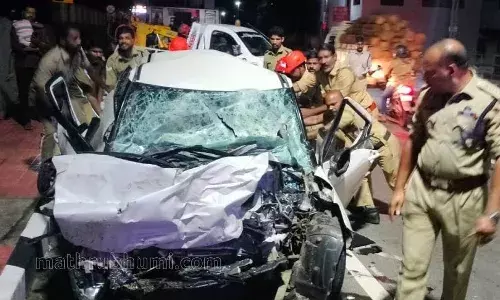 പത്തനംതിട്ടയിൽ കാറും ബസും കൂട്ടിയിടിച്ച് നാല് മരണം