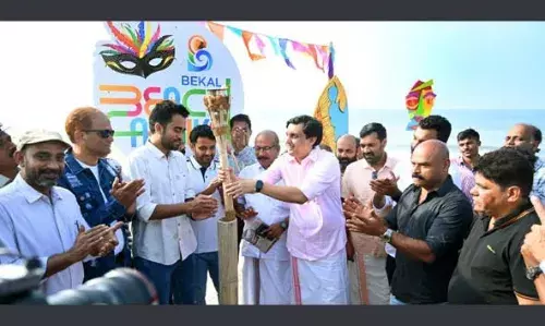 ബേക്കല്‍ ബീച്ച് കാര്‍ണ്ണിവല്‍:   മന്ത്രി ദീപശിഖ ഉയര്‍ത്തി