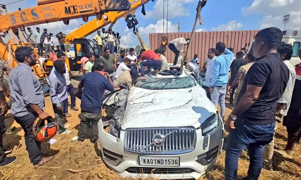 കാറിന് മുകളിലേക്ക് ലോറി മറിഞ്ഞു: ഒരു കുടുംബത്തിലെ ആറ് പേര്‍ മരിച്ചു