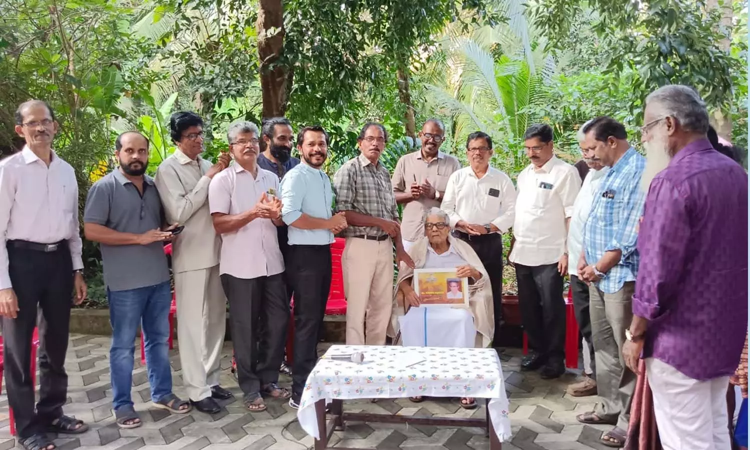 കവി നിര്‍മ്മല്‍ കുമാറിന് വസതിയിലെത്തി സാഹിത്യവേദിയുടെ ആദരം