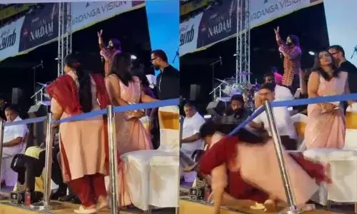 ഉമ തോമസ് എം.എല്.എ വീഴുന്നതിന്റെ ദൃശ്യങ്ങള് പുറത്ത്; വന്സുരക്ഷാ വീഴ്ച വ്യക്തം ഉമ തോമസ് എം.എല്.എ വീഴുന്നതിന്റെ ദൃശ്യങ്ങള് പുറത്ത്; വന്സുരക്ഷാ വീഴ്ച വ്യക്തം