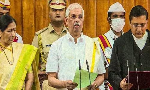 കേരള ഗവര്ണറായി ഇനി രാജേന്ദ്ര അര്ലേകര്: സത്യപ്രതിജ്ഞ ചെയ്തു കേരള ഗവര്ണറായി ഇനി രാജേന്ദ്ര അര്ലേകര്: സത്യപ്രതിജ്ഞ ചെയ്തു