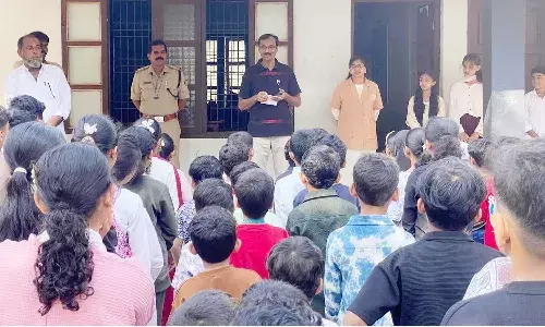 റെയില്വെ ട്രാക്കില് കല്ലുവെക്കുന്ന സംഭവങ്ങള് ആവര്ത്തിക്കുന്നു; കുട്ടികള്ക്ക് ബോധവല്ക്കരണവുമായി അധികൃതര് റെയില്വെ ട്രാക്കില് കല്ലുവെക്കുന്ന സംഭവങ്ങള് ആവര്ത്തിക്കുന്നു; കുട്ടികള്ക്ക് ബോധവല്ക്കരണവുമായി അധികൃതര്