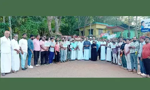 മുളിയാറിലെ പുലി ഭീതി പരിഹരിക്കണമെന്ന് ആവശ്യപ്പെട്ട് പാത്രം കൊട്ടി പ്രതിഷേധം മുളിയാറിലെ പുലി ഭീതി പരിഹരിക്കണമെന്ന് ആവശ്യപ്പെട്ട് പാത്രം കൊട്ടി പ്രതിഷേധം