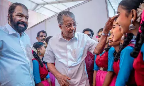 വേദിയിലെത്തി വയനാടിന്റെ അതിജീവനകഥ; നൊമ്പരമായി വെള്ളാര്മല സ്കൂളിന്റെ സംഘനൃത്തം; അഭിനന്ദിച്ച് മുഖ്യമന്ത്രി വേദിയിലെത്തി വയനാടിന്റെ അതിജീവനകഥ; നൊമ്പരമായി വെള്ളാര്മല സ്കൂളിന്റെ സംഘനൃത്തം; അഭിനന്ദിച്ച് മുഖ്യമന്ത്രി