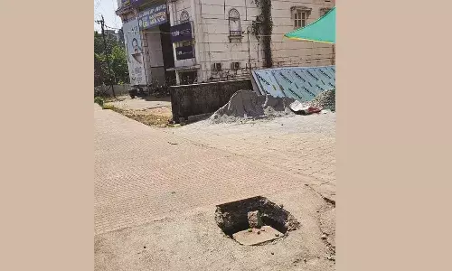 നടപ്പാതയില് അപകട ഭീഷണിയായി പാതാളക്കുഴി നടപ്പാതയില് അപകട ഭീഷണിയായി പാതാളക്കുഴി