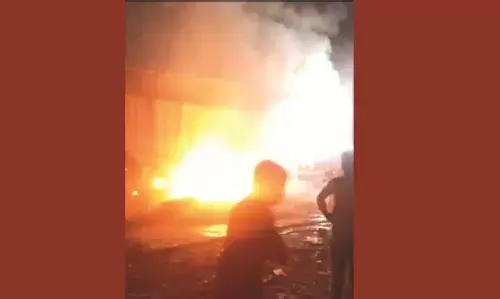 ഫാക്ടറിക്ക് സമീപത്ത് കൂട്ടിയിട്ടിരുന്ന മാലിന്യത്തിന് തീപിടിച്ചു ഫാക്ടറിക്ക് സമീപത്ത് കൂട്ടിയിട്ടിരുന്ന മാലിന്യത്തിന് തീപിടിച്ചു