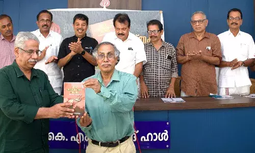 മൗനത്തിലാണ്ട എഴുത്തുകാരുടെ എണ്ണം കൂടുന്നു; പി.കെ. പാറക്കടവ്: രവീന്ദ്രൻ രാവണേശ്വരത്തിന്റെ പുസ്തകം പ്രകാശനം ചെയ്തു മൗനത്തിലാണ്ട എഴുത്തുകാരുടെ എണ്ണം കൂടുന്നു; പി.കെ. പാറക്കടവ്: രവീന്ദ്രൻ രാവണേശ്വരത്തിന്റെ പുസ്തകം പ്രകാശനം ചെയ്തു