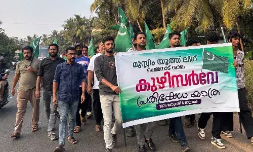 കാസര്കോട്-കാഞ്ഞങ്ങാട് സംസ്ഥാന പാതയിലെ കുഴി; സര്വെ നടത്തി യൂത്ത് ലീഗ് പ്രതിഷേധം കാസര്കോട്-കാഞ്ഞങ്ങാട് സംസ്ഥാന പാതയിലെ കുഴി; സര്വെ നടത്തി യൂത്ത് ലീഗ് പ്രതിഷേധം