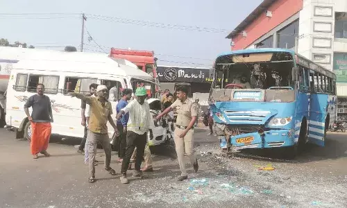 ശബരിമല ദര്ശനം കഴിഞ്ഞ് മടങ്ങുകയായിരുന്നവരുടെ വാഹനം അപകടത്തില്പെട്ടു; നാലുപേര്ക്ക് പരിക്ക് ശബരിമല ദര്ശനം കഴിഞ്ഞ് മടങ്ങുകയായിരുന്നവരുടെ വാഹനം അപകടത്തില്പെട്ടു; നാലുപേര്ക്ക് പരിക്ക്
