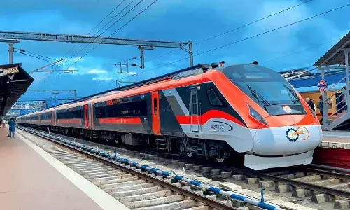 വന്ദേ ഭാരത് പുത്തന് സൗകര്യത്തില്:  20 കോച്ചുമായി കേരളത്തില് ഓടിത്തുടങ്ങി വന്ദേ ഭാരത് പുത്തന് സൗകര്യത്തില്:  20 കോച്ചുമായി കേരളത്തില് ഓടിത്തുടങ്ങി
