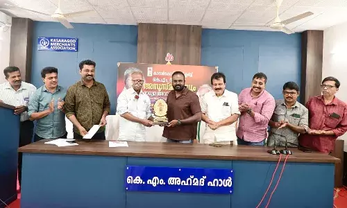 കെ.എം അഹ്മദ് പുരസ്കാരം ജിതിന് ജോയല് ഹാരിമിന് സമ്മാനിച്ചു കെ.എം അഹ്മദ് പുരസ്കാരം ജിതിന് ജോയല് ഹാരിമിന് സമ്മാനിച്ചു