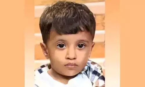 തൊണ്ടയില് കുടുങ്ങിയ പിസ്തയുടെ തൊലി കണ്ടെത്താനായില്ല; ആസ്പത്രിയില് നിന്ന് മടക്കി അയച്ച കുഞ്ഞ് മരിച്ചു തൊണ്ടയില് കുടുങ്ങിയ പിസ്തയുടെ തൊലി കണ്ടെത്താനായില്ല; ആസ്പത്രിയില് നിന്ന് മടക്കി അയച്ച കുഞ്ഞ് മരിച്ചു