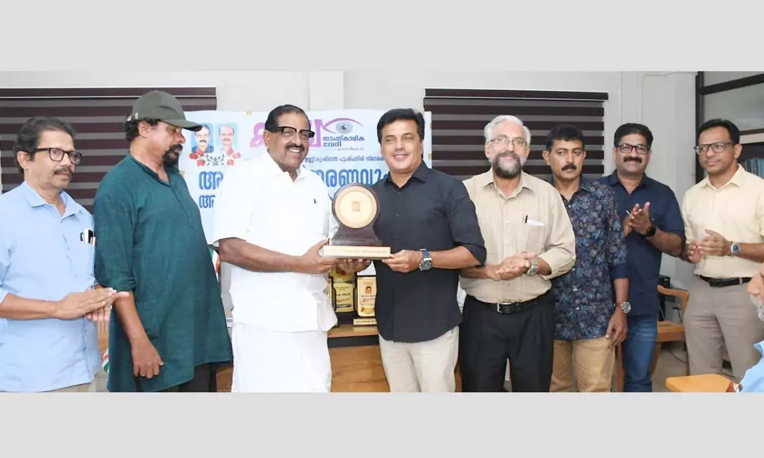 കാഴ്ച മാധ്യമ പുരസ്കാരം ടി.എ ഷാഫിക്കും പി.പി ലിബീഷ് കുമാറിനും സമ്മാനിച്ചു കാഴ്ച മാധ്യമ പുരസ്കാരം ടി.എ ഷാഫിക്കും പി.പി ലിബീഷ് കുമാറിനും സമ്മാനിച്ചു