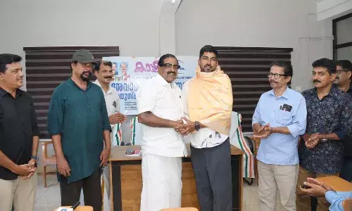 അവാര്ഡ്ദാന ചടങ്ങില് അപ്രതീക്ഷിത അതിഥിയായി റഫയിലെ ആ സേവകന്; എം.പി ആദരിച്ചു അവാര്ഡ്ദാന ചടങ്ങില് അപ്രതീക്ഷിത അതിഥിയായി റഫയിലെ ആ സേവകന്; എം.പി ആദരിച്ചു