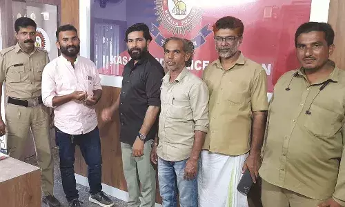 കളഞ്ഞുകിട്ടിയ സ്വര്ണ്ണാഭരണം ഉടമയെ ഏല്പ്പിച്ച് ഓട്ടോ ഡ്രൈവര് വീണ്ടും മാതൃകയായി കളഞ്ഞുകിട്ടിയ സ്വര്ണ്ണാഭരണം ഉടമയെ ഏല്പ്പിച്ച് ഓട്ടോ ഡ്രൈവര് വീണ്ടും മാതൃകയായി