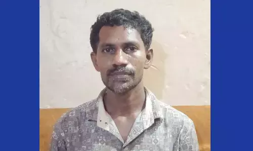 ചന്ദ്രന്റെ പൊറോട്ടയില് കവിതയുടെ ഉപ്പുണ്ട് ചന്ദ്രന്റെ പൊറോട്ടയില് കവിതയുടെ ഉപ്പുണ്ട്