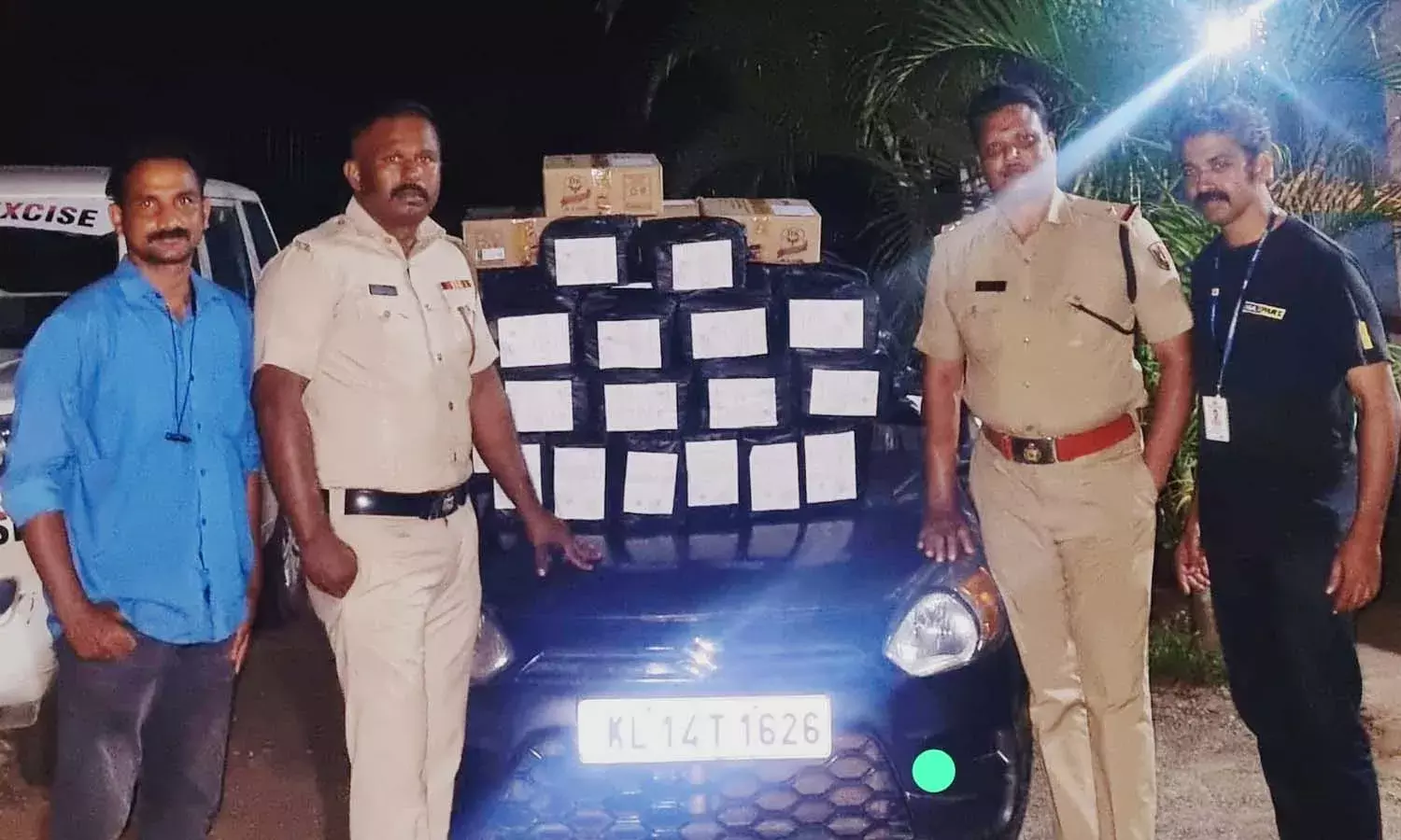 കാറില് കടത്തിയ 190 ലിറ്റര് മദ്യം പിടിച്ചു; പ്രതി ഓടി രക്ഷപ്പെട്ടു കാറില് കടത്തിയ 190 ലിറ്റര് മദ്യം പിടിച്ചു; പ്രതി ഓടി രക്ഷപ്പെട്ടു