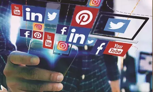 സാമൂഹ്യമാധ്യമം എന്ന അപകട മേഖല സാമൂഹ്യമാധ്യമം എന്ന അപകട മേഖല