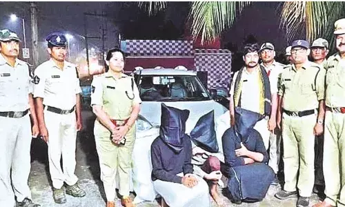 ബാങ്ക് കവര്ച്ച; മൂന്ന് പ്രതികള് കസ്റ്റഡിയില്, പകുതി സ്വര്ണവും പണവും കണ്ടെടുത്തു ബാങ്ക് കവര്ച്ച; മൂന്ന് പ്രതികള് കസ്റ്റഡിയില്, പകുതി സ്വര്ണവും പണവും കണ്ടെടുത്തു