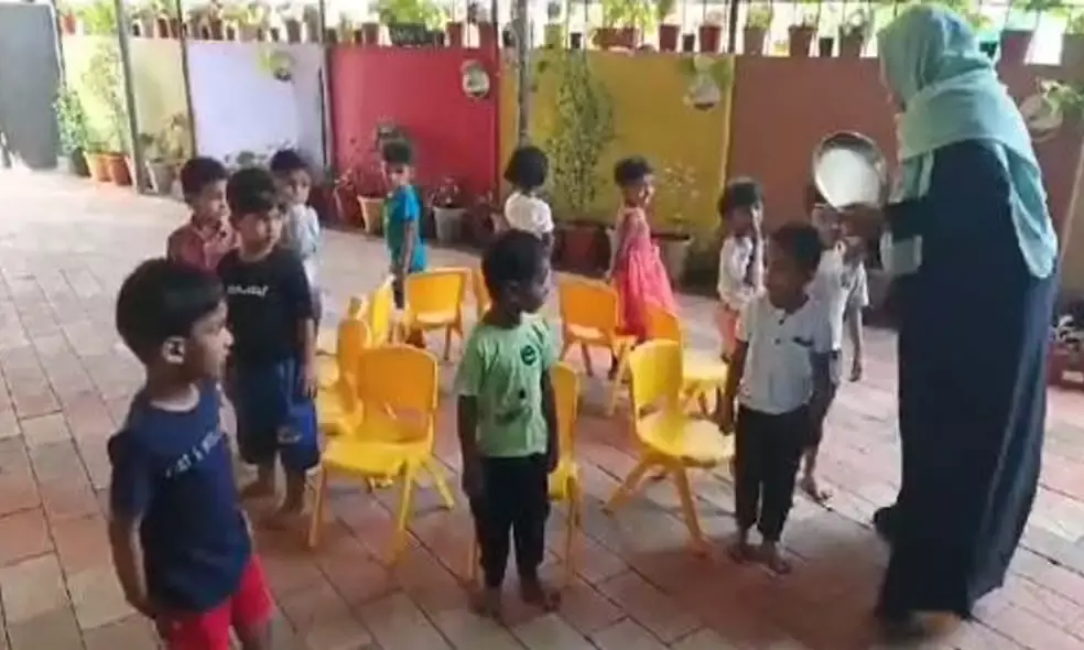 കസേരക്കളിക്കായി ബെല്ലടിച്ചു; വീട്ടിലേക്കോടി കുട്ടിക്കൂട്ടം!!