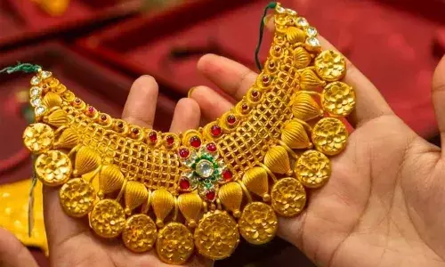 ചങ്കിടിപ്പ് കൂട്ടി സ്വര്ണവില; ഉയര്ന്ന വിലയില് മാറ്റമില്ലാതെ.. ചങ്കിടിപ്പ് കൂട്ടി സ്വര്ണവില; ഉയര്ന്ന വിലയില് മാറ്റമില്ലാതെ..