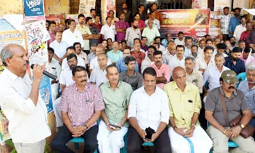 റേഷന് വ്യാപാരികള് ധര്ണ്ണ നടത്തി റേഷന് വ്യാപാരികള് ധര്ണ്ണ നടത്തി