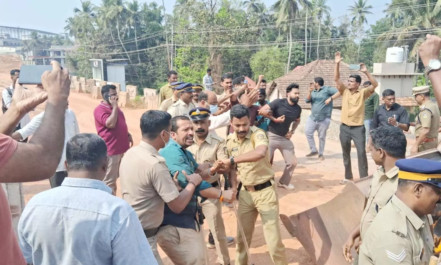 നുള്ളിപ്പാടിയില്‍ സമരസമിതി ദേശീയപാത നിര്‍മ്മാണ പ്രവൃത്തി തടഞ്ഞു; പൊലീസ് അറസ്റ്റ് ചെയ്ത് നീക്കി