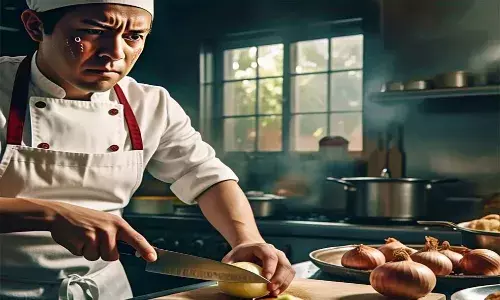 സവാള അരിയുമ്പോള് കരയാതിരിക്കാം; ഈ സൂത്രങ്ങള് പരീക്ഷിക്കൂ സവാള അരിയുമ്പോള് കരയാതിരിക്കാം; ഈ സൂത്രങ്ങള് പരീക്ഷിക്കൂ