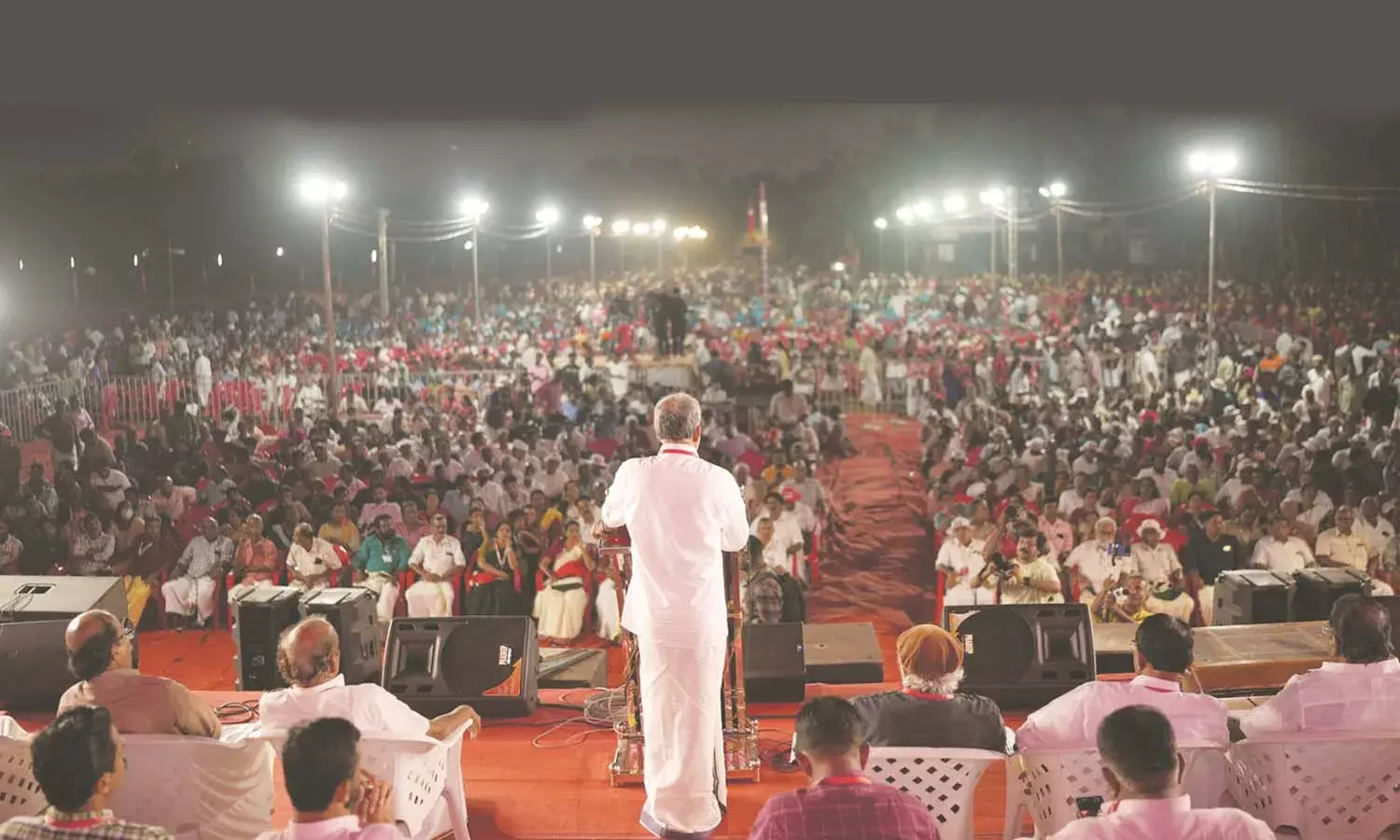 കാഞ്ഞങ്ങാടിനെ ചുവപ്പണിയിച്ച് റെഡ് വളണ്ടിയര്‍ മാര്‍ച്ച്; മോദി സര്‍ക്കാര്‍ രാജ്യത്തെ ജനങ്ങളോട് ക്രൂരമായി പെരുമാറുന്നു -വിജയരാഘവന്‍
