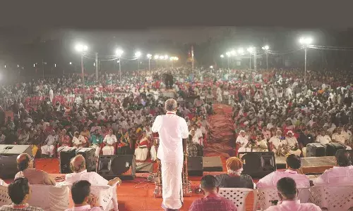 കാഞ്ഞങ്ങാടിനെ ചുവപ്പണിയിച്ച് റെഡ് വളണ്ടിയര് മാര്ച്ച്; മോദി സര്ക്കാര് രാജ്യത്തെ ജനങ്ങളോട് ക്രൂരമായി പെരുമാറുന്നു -വിജയരാഘവന് കാഞ്ഞങ്ങാടിനെ ചുവപ്പണിയിച്ച് റെഡ് വളണ്ടിയര് മാര്ച്ച്; മോദി സര്ക്കാര് രാജ്യത്തെ ജനങ്ങളോട് ക്രൂരമായി പെരുമാറുന്നു -വിജയരാഘവന്