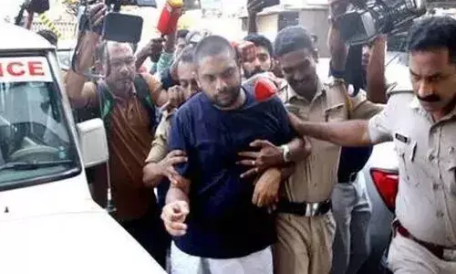 പകുതി വില തട്ടിപ്പ് കാസര്കോടും: ലക്ഷങ്ങള് തട്ടിയെടുത്തു; അന്വേഷണം ആരംഭിച്ചു പകുതി വില തട്ടിപ്പ് കാസര്കോടും: ലക്ഷങ്ങള് തട്ടിയെടുത്തു; അന്വേഷണം ആരംഭിച്ചു