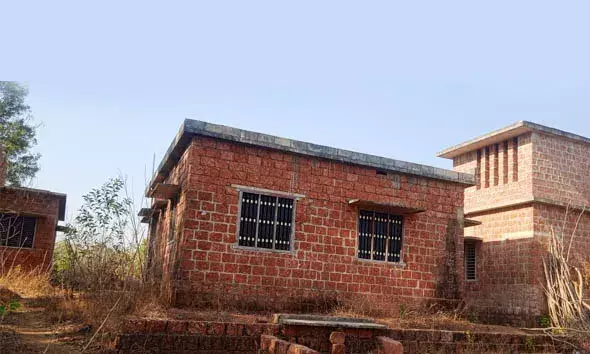 പാതിവഴിയില്‍ നിലച്ച് ലൈഫ് ഭവന പദ്ധതി വീടുകള്‍ കാടുകയറി നശിക്കുന്നു