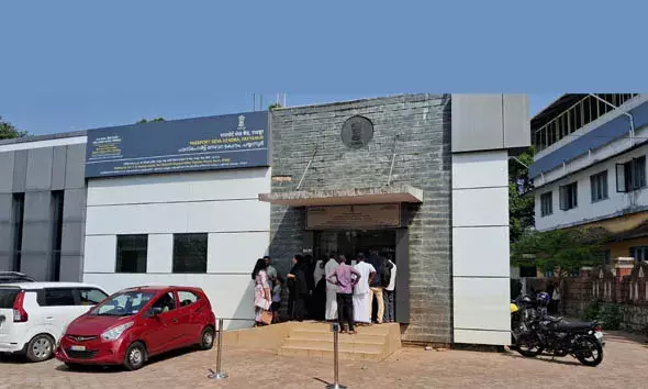 പയ്യന്നൂര്‍ പാസ്‌പോര്‍ട്ട് സേവാകേന്ദ്രത്തില്‍ കാത്തിരിപ്പ് കേന്ദ്രമില്ല; ദുരിതം
