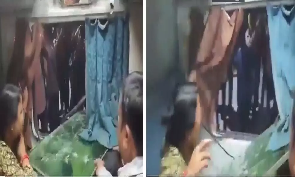 മഹാകുംഭമേളയിലേക്ക് ട്രെയിന് കയറാനായില്ല; കല്ലെറിഞ്ഞു, ഗ്ലാസ് വിന്ഡോ തകര്ത്തു; യാത്രക്കാര് തമ്മില് സംഘര്ഷം മഹാകുംഭമേളയിലേക്ക് ട്രെയിന് കയറാനായില്ല; കല്ലെറിഞ്ഞു, ഗ്ലാസ് വിന്ഡോ തകര്ത്തു; യാത്രക്കാര് തമ്മില് സംഘര്ഷം