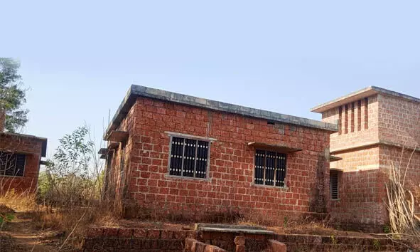 പാതിവഴിയില്‍ നിലച്ച് ലൈഫ് ഭവന പദ്ധതി വീടുകള്‍ കാടുകയറി നശിക്കുന്നു