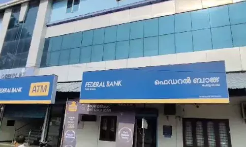 ചാലക്കുടിയില് പട്ടാപ്പകല് ബാങ്ക് കവര്ച്ച: ജീവനക്കാരെ കത്തികാട്ടി കൊള്ളയടിച്ചത് 15 ലക്ഷം ചാലക്കുടിയില് പട്ടാപ്പകല് ബാങ്ക് കവര്ച്ച: ജീവനക്കാരെ കത്തികാട്ടി കൊള്ളയടിച്ചത് 15 ലക്ഷം