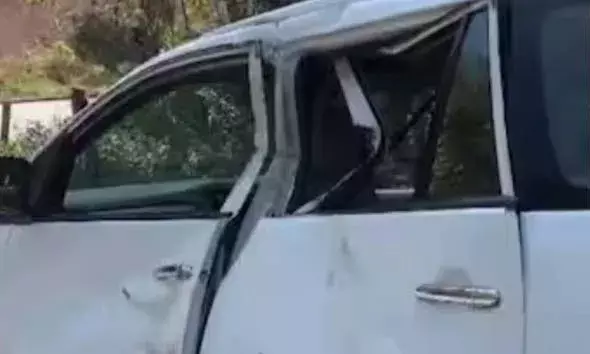 ഇന്നോവ കാറിന് നേരെ കാട്ടാനയുടെ പരാക്രമം; വാഹനം തലകീഴായി മറിഞ്ഞു