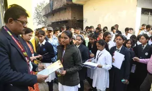 പരീക്ഷാ ചൂടില് വിദ്യാര്ഥികള്; സി.ബി.എസ്.ഇ 10, 12 ക്ലാസ് വാര്ഷിക പരീക്ഷകള്ക്ക് തുടക്കം പരീക്ഷാ ചൂടില് വിദ്യാര്ഥികള്; സി.ബി.എസ്.ഇ 10, 12 ക്ലാസ് വാര്ഷിക പരീക്ഷകള്ക്ക് തുടക്കം