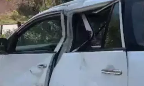 ഇന്നോവ കാറിന് നേരെ കാട്ടാനയുടെ പരാക്രമം; വാഹനം തലകീഴായി മറിഞ്ഞു